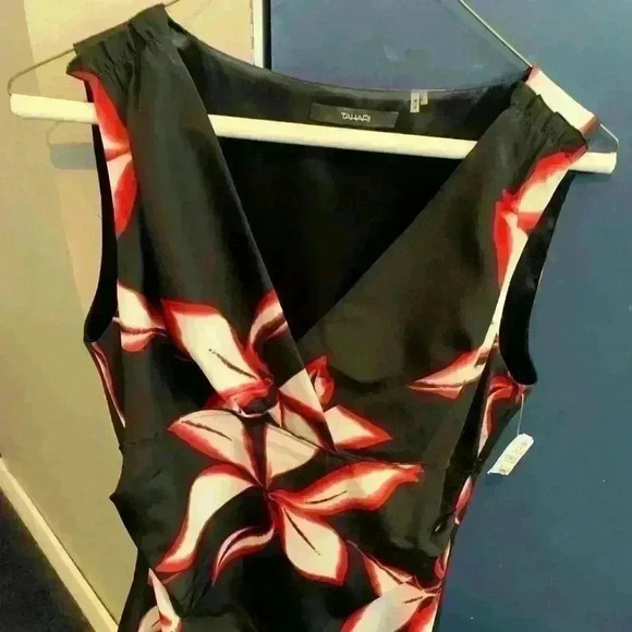 Floral Sleeveless Top - Black and Red - Picture 3 of 11